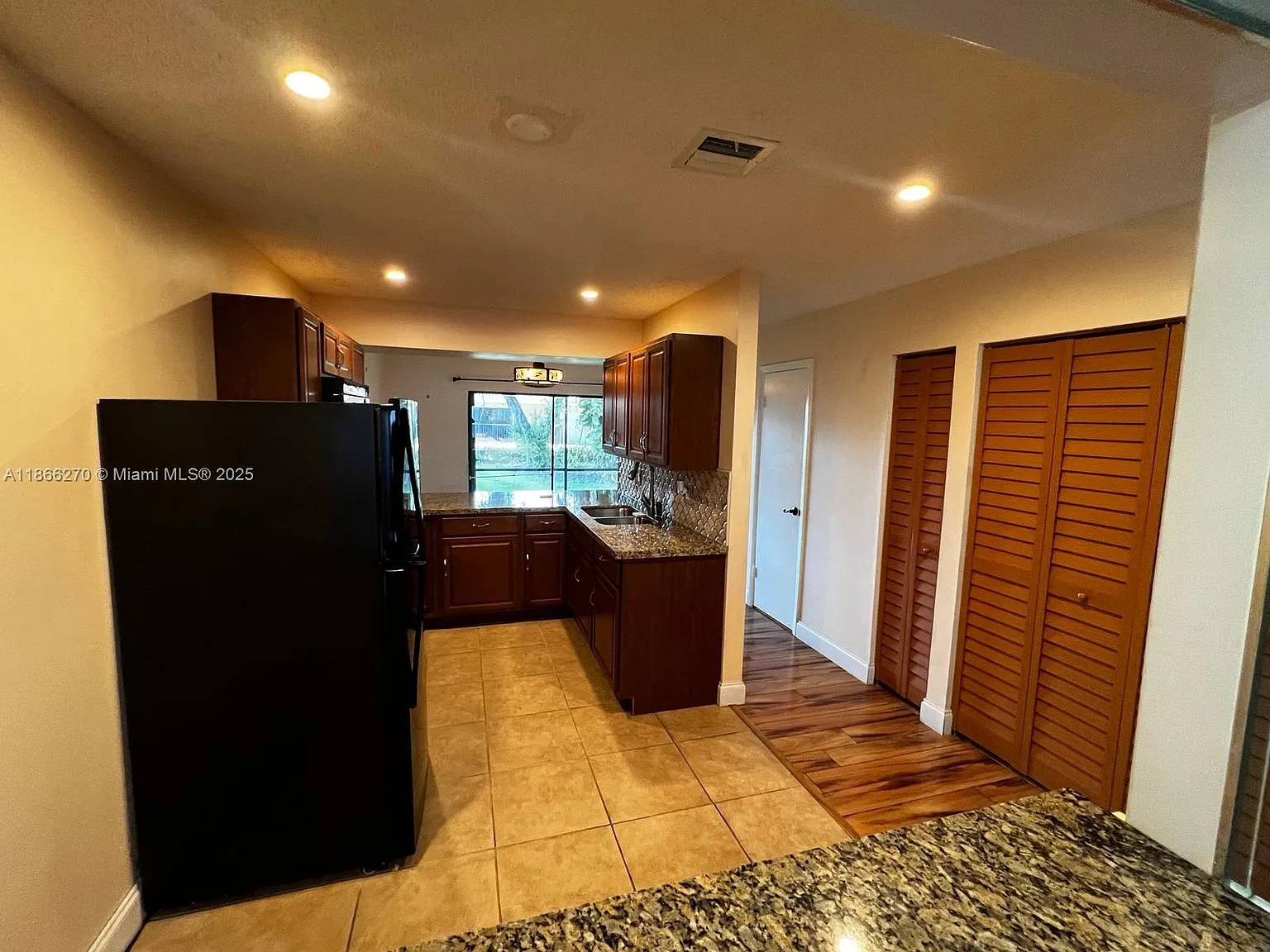 2 bed, 2.5 bath, 1400 sqft, $2,700 — Photo 2