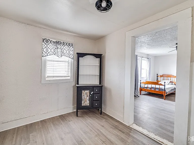 226 W Avenue M — Photo 17