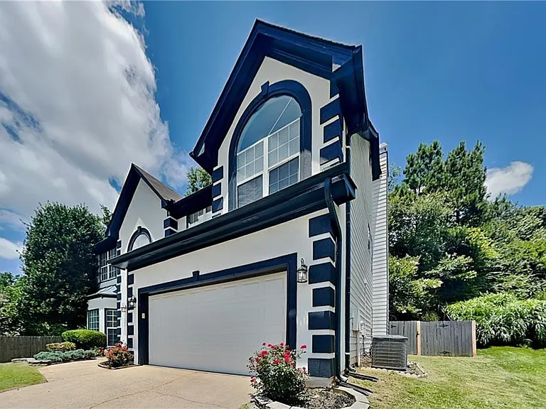 500 Cottonwood Close — Photo 1