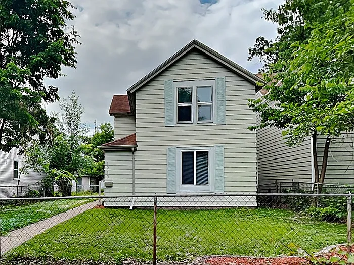 3 bed, 2.0 bath, 1440 sqft, $2,145 — Photo 1