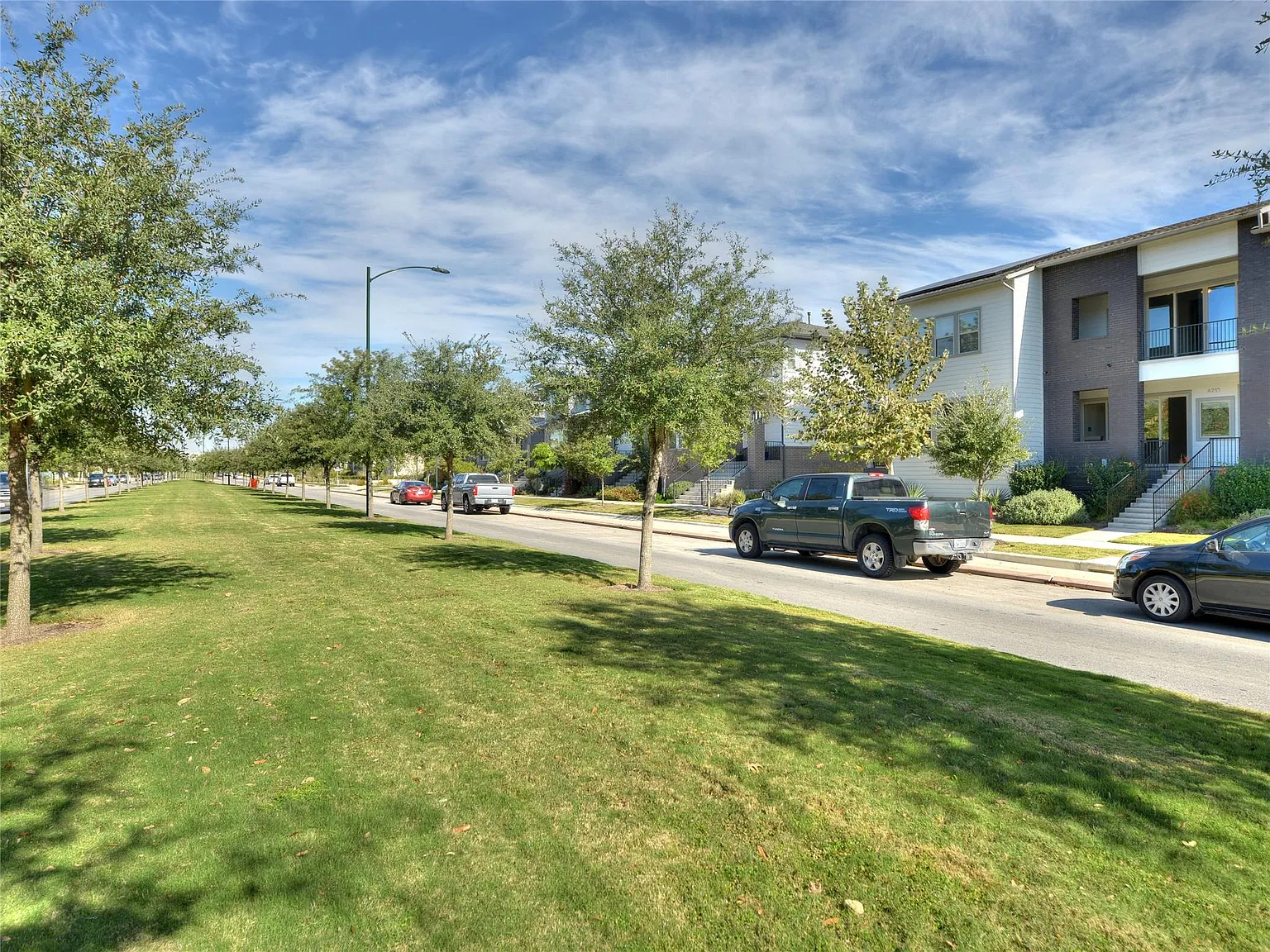 3 bed, 2.5 bath, 2418 sqft, $4,395 — Photo 4