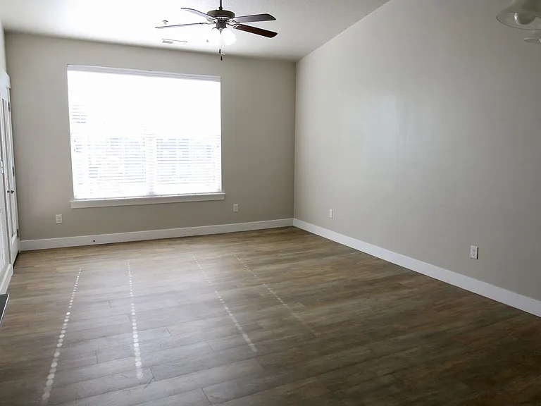 49 W Silver Springs Dr — Photo 2