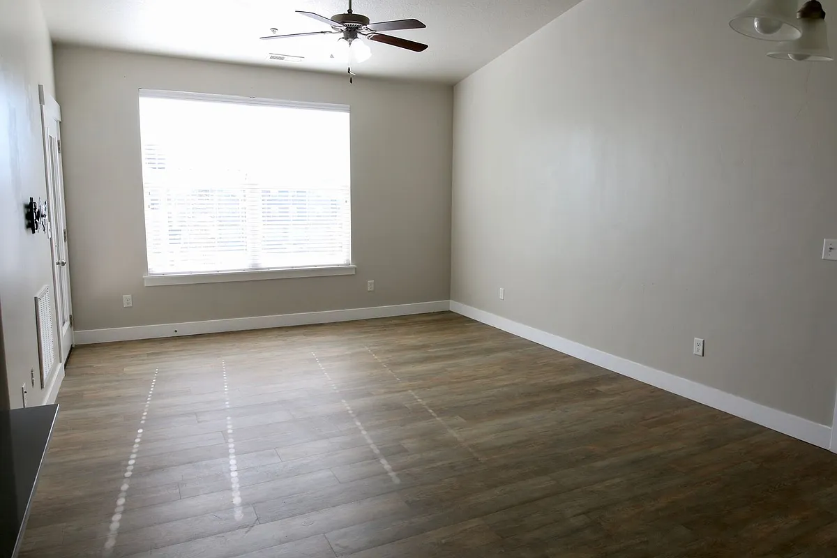 Building Photo - 49 W Silver Springs Dr