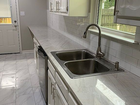  Kitchen with new quartzite 