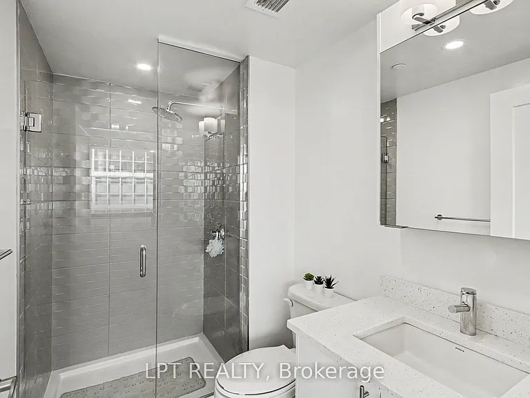 180 George St #1705 — Photo 10