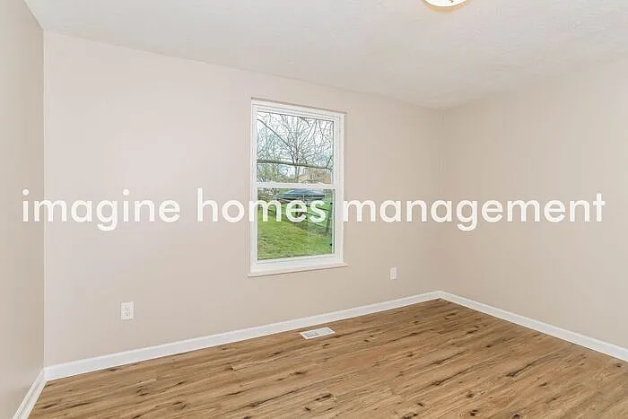 676 Harcourt Dr — Photo 4