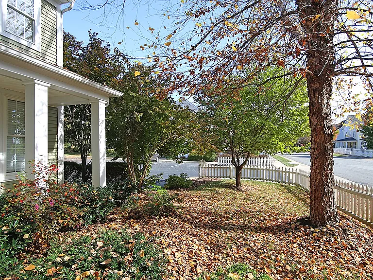 5496 Hill Top St — Photo 2