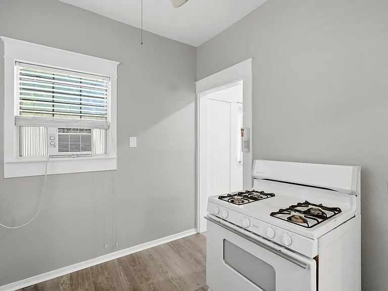 735 Victoria St — Photo 13