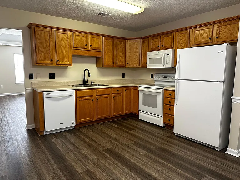 200 Deerfield Cir — Photo 4