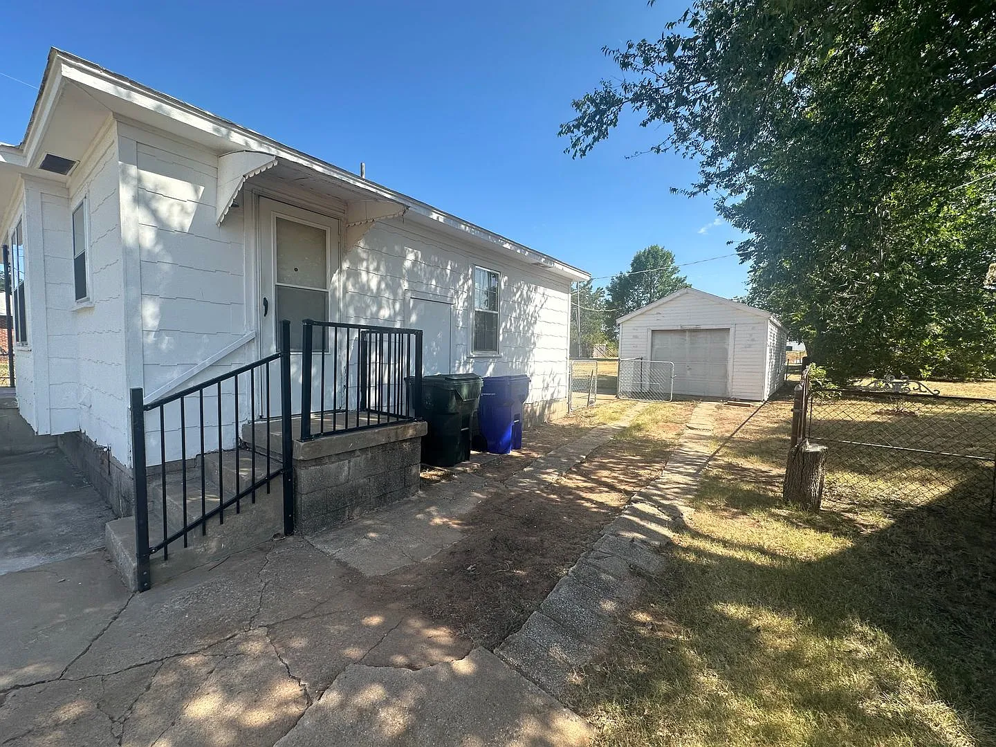 Nice 2 bed, 1 bath, 1 car detached garage — Photo 4