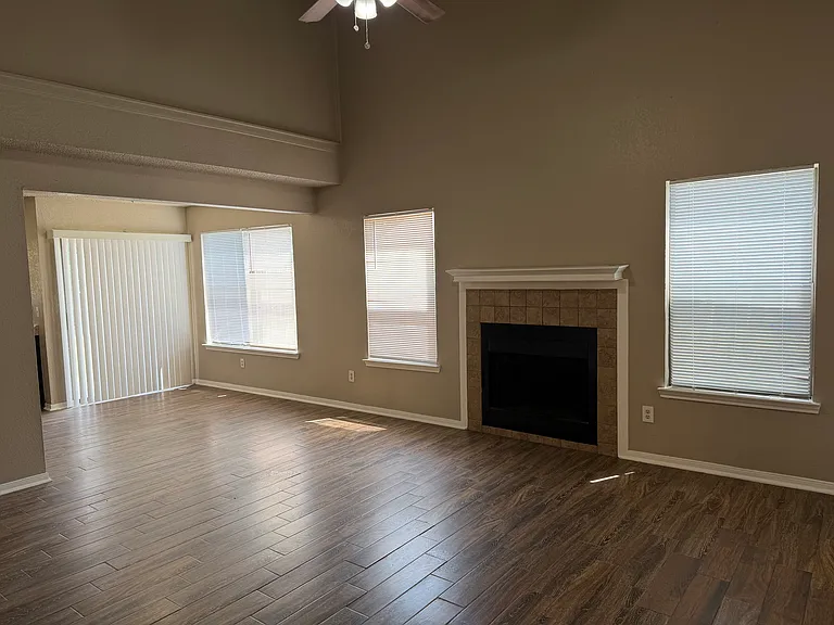 3208 Green Valley Dr — Photo 2