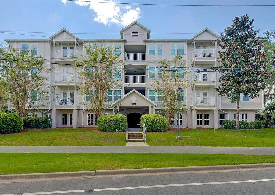 1st image of 921 SW Depot Ave APT 405