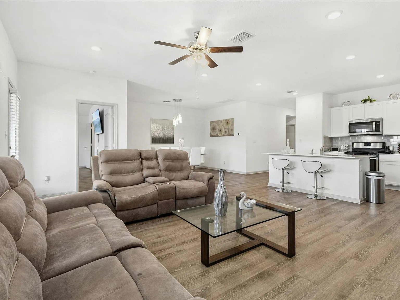 4 bed, 2.0 bath, 1821 sqft, $2,100 — Photo 4