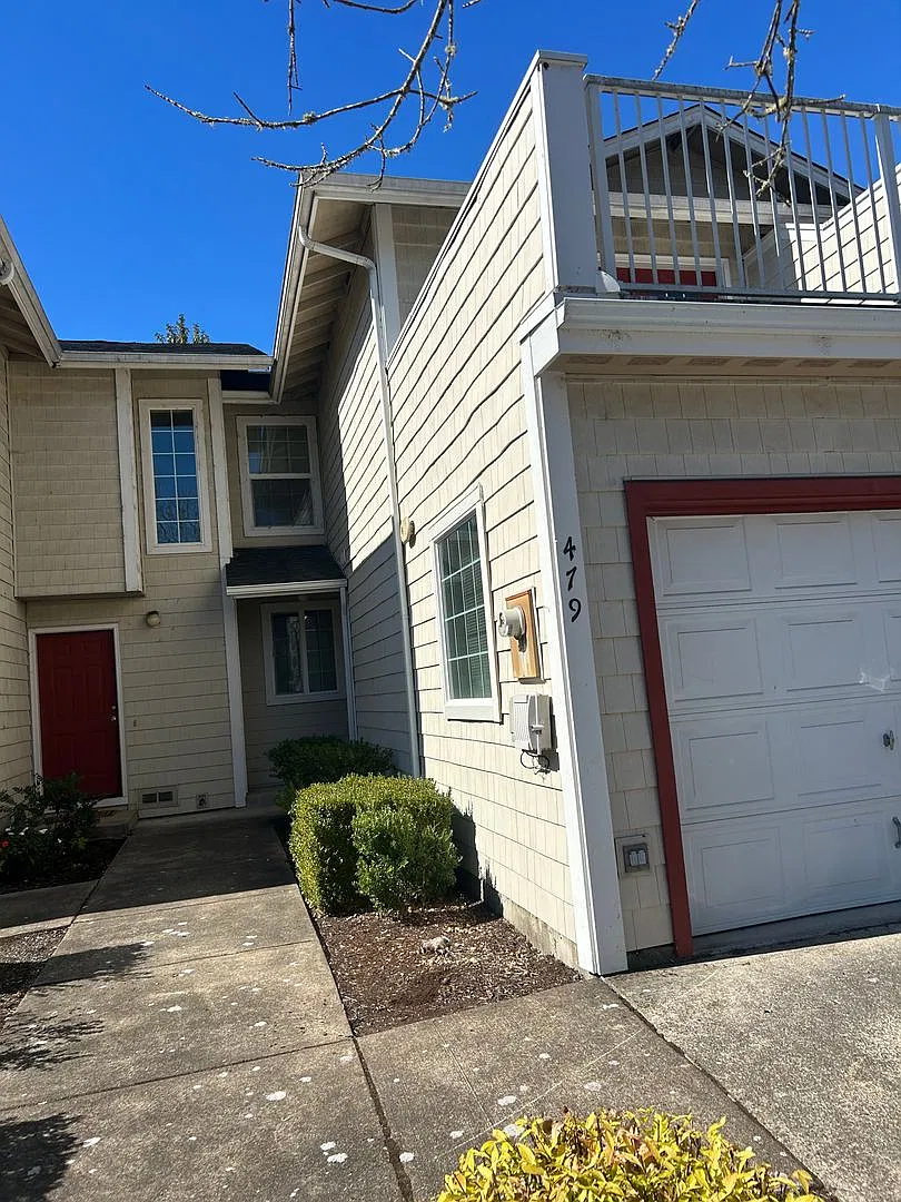 (867) 479 NE Conifer Blvd - 3 Bed / 1.5 Bath Townhome — Photo 2