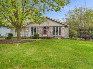 406 Surrey Ln, Lindenhurst, IL 60046