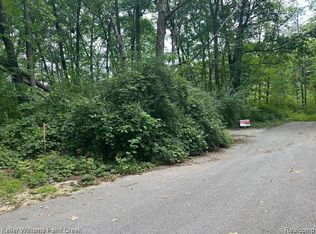933 Hammond Rd, Harrison, MI 48625