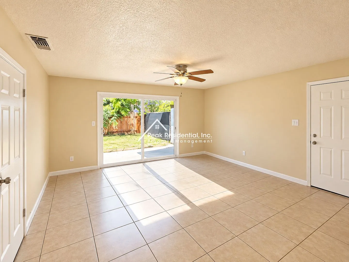 Updated 2bd/1ba Lincoln Village Duplex with Garage — Photo 4