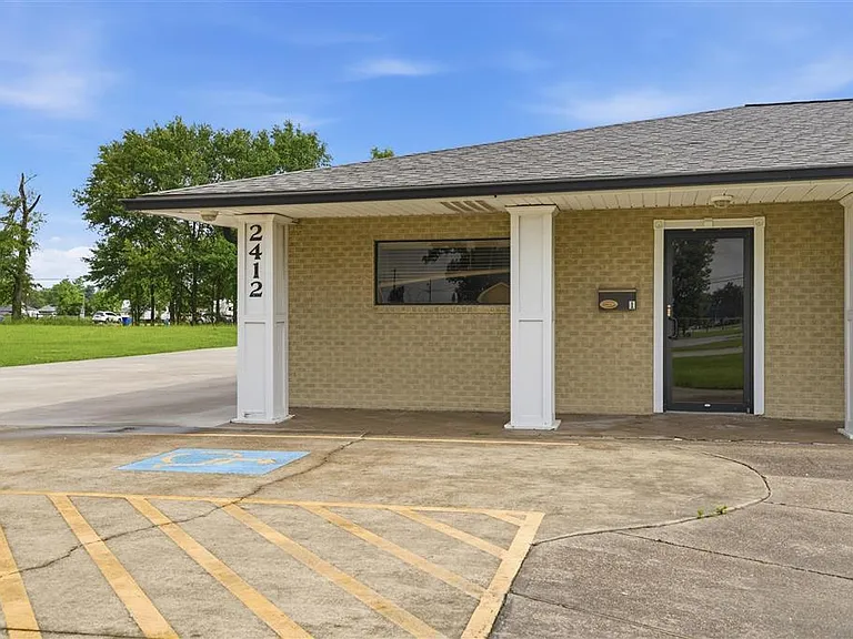 2412 Maplewood Dr #1 — Photo 2