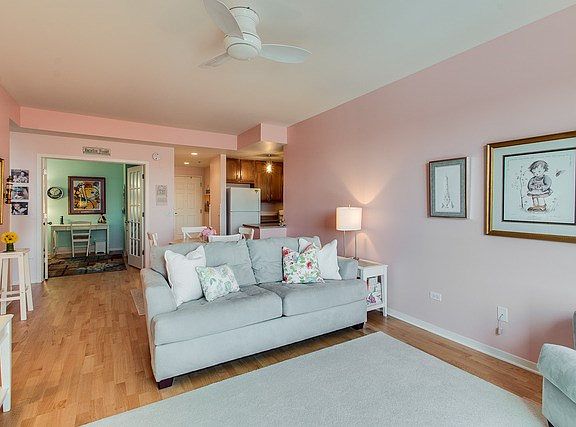 4th image of 2335 W Belle Plaine Ave APT 515