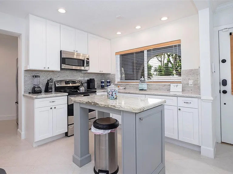 1240 SW 13th Cir — Photo 14