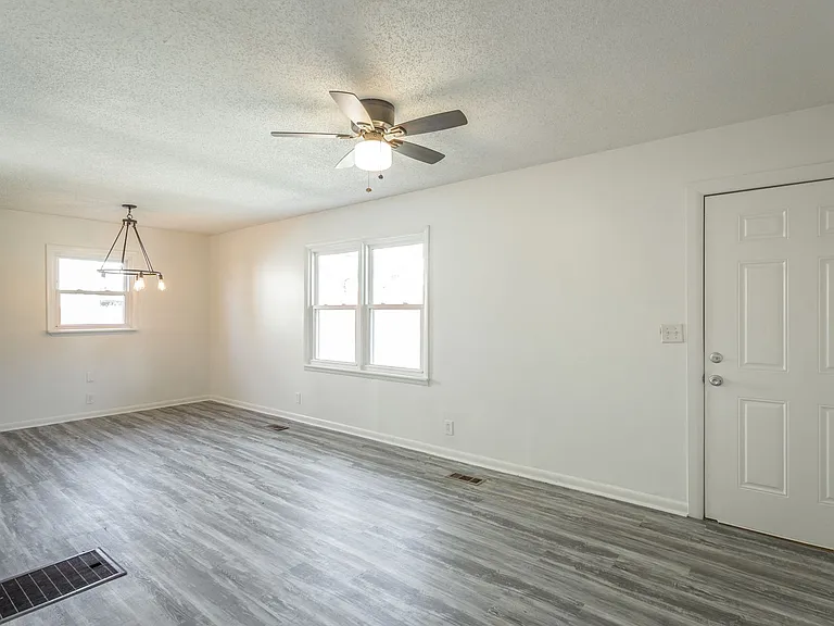 7725 Hansley Dr — Photo 3