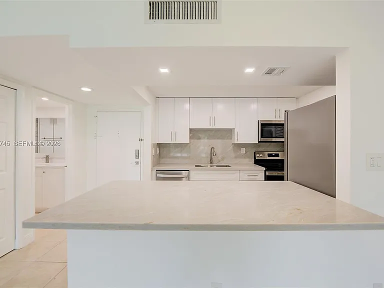 200 Lakeview Dr #211 — Photo 7