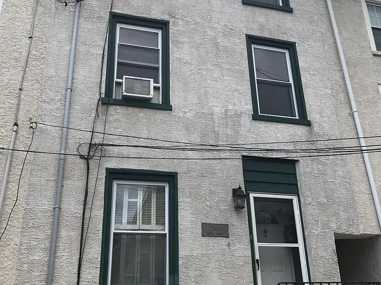241 Gates St — Photo 1