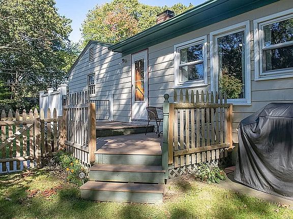 4th image of 60 Crestwood Dr