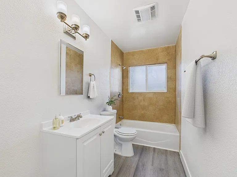 13060 Burbank Blvd. Apartments — Photo 20