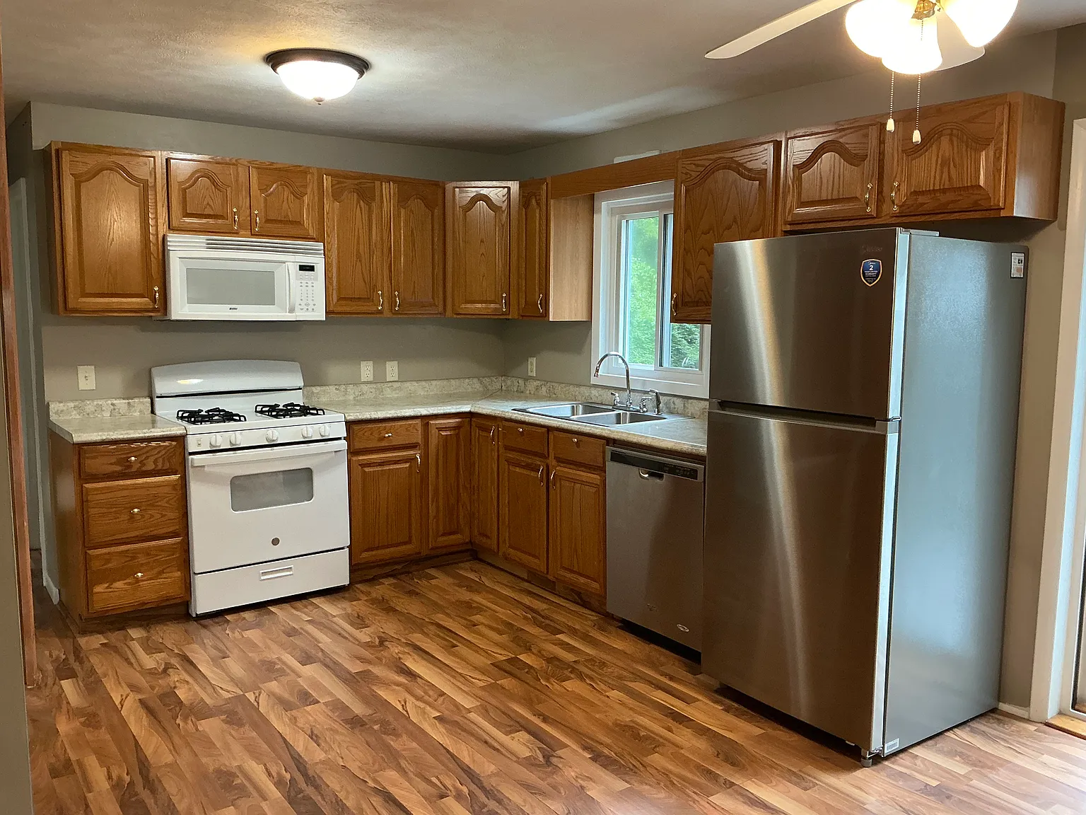 4 bed, 1.5 bath, 1675 sqft, $1,800 — Photo 4