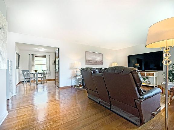 4th image of 2215 Wellington Rd