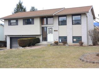 709 Hillside Dr, Hamburg, PA