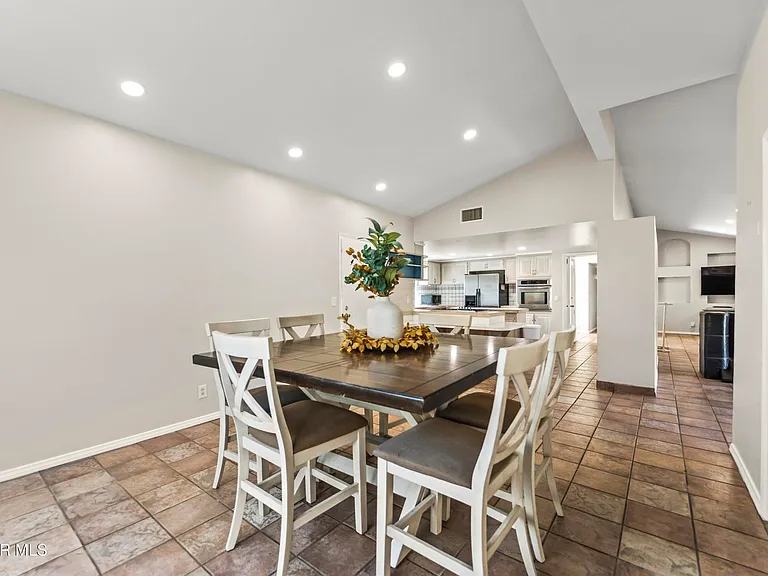 1217 Coventry Dr — Photo 6