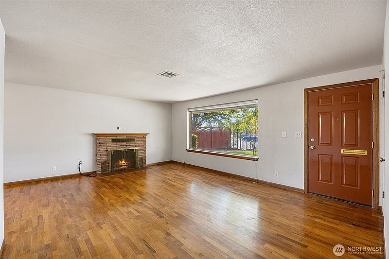 5th image of 154 D Street NE