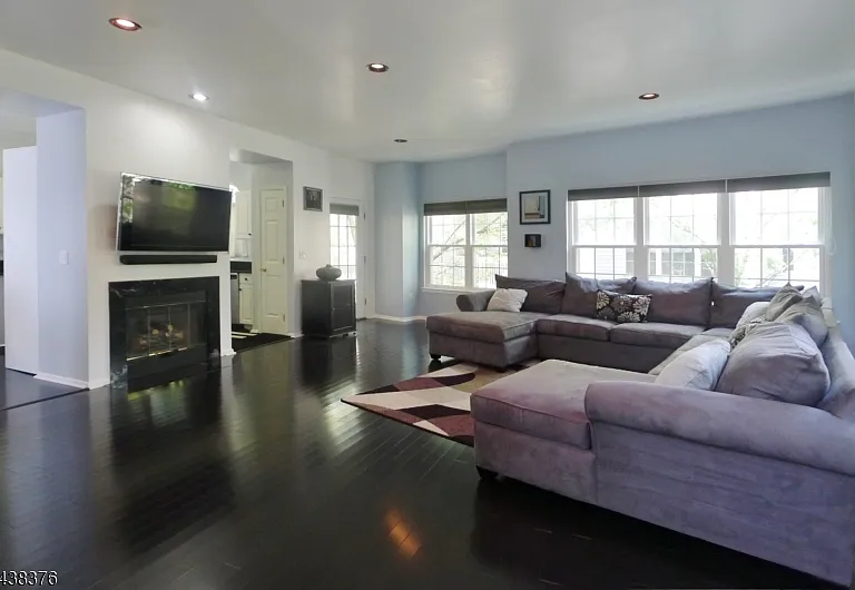 808 Dellwood Ln — Photo 2