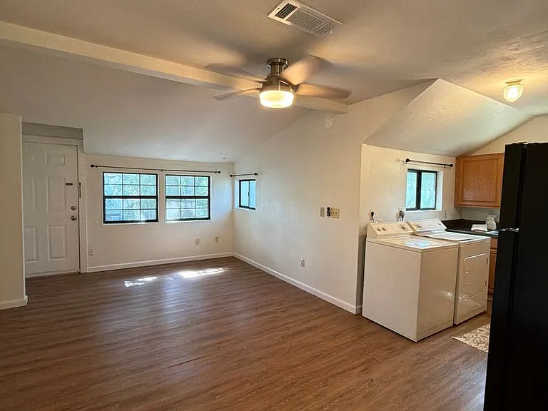 Beautiful downtown quad. 1 and 2 bed units available now. Pets allowed. — Photo 40
