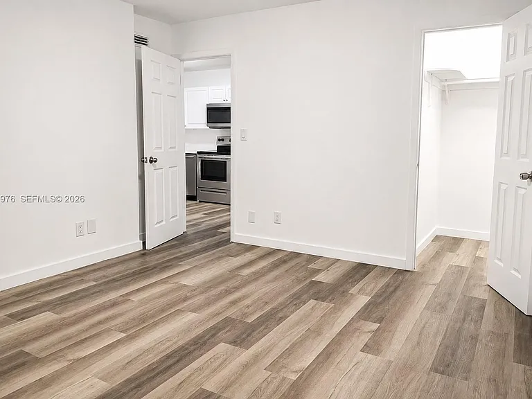 411 SE 10th St #4 — Photo 9