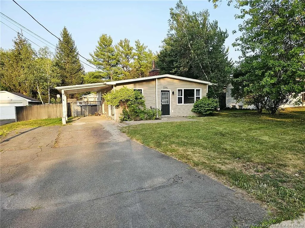 4 bed, 2.0 bath, 1830 sqft, $2,300 — Photo 2