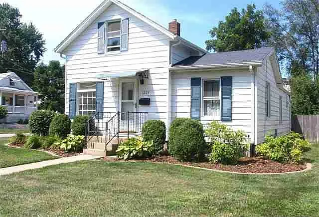 1215 S Oak St photo 1