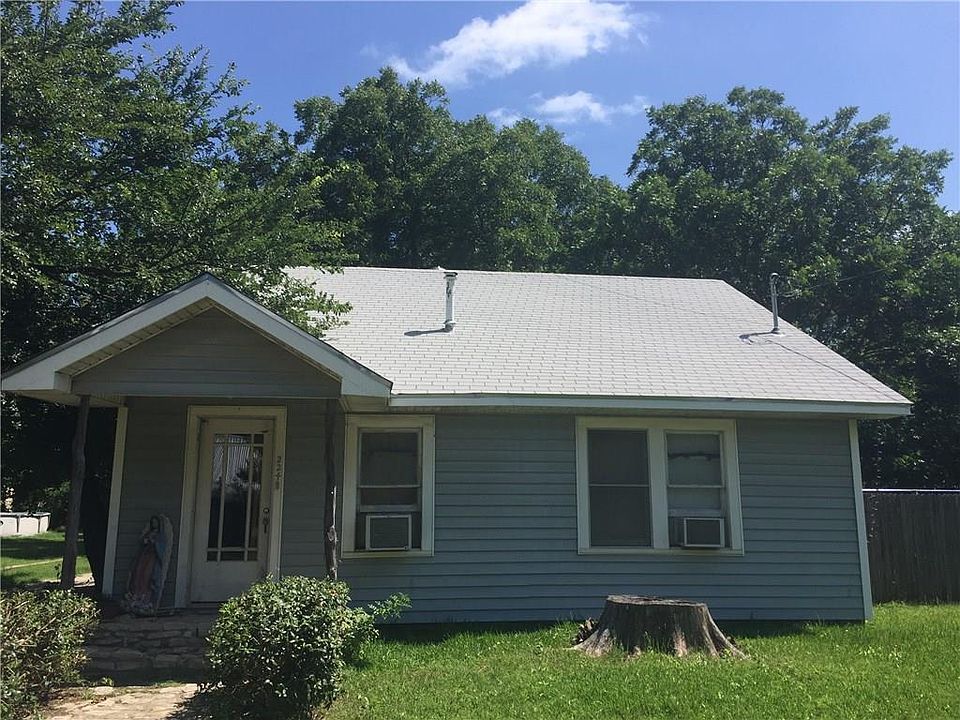 1st image of 224 W Live Oak St