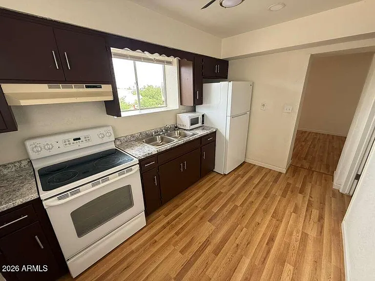 860 E 13th St #4 — Photo 5