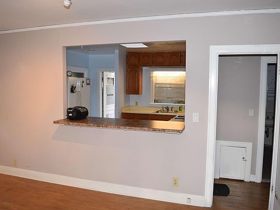 View to the kitchen (picture taken from the living room)
