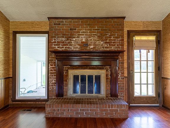 2nd image of 1200 Pin Oak Dr