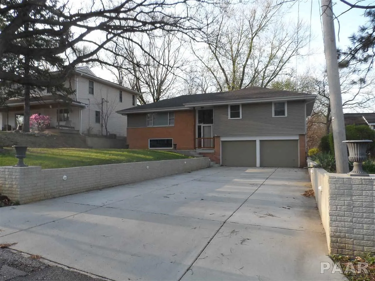 2300 E Grandview Ave photo 1