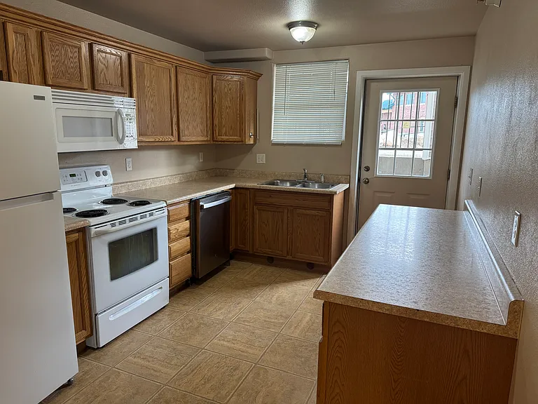 104 S 6th St #4 — Photo 7