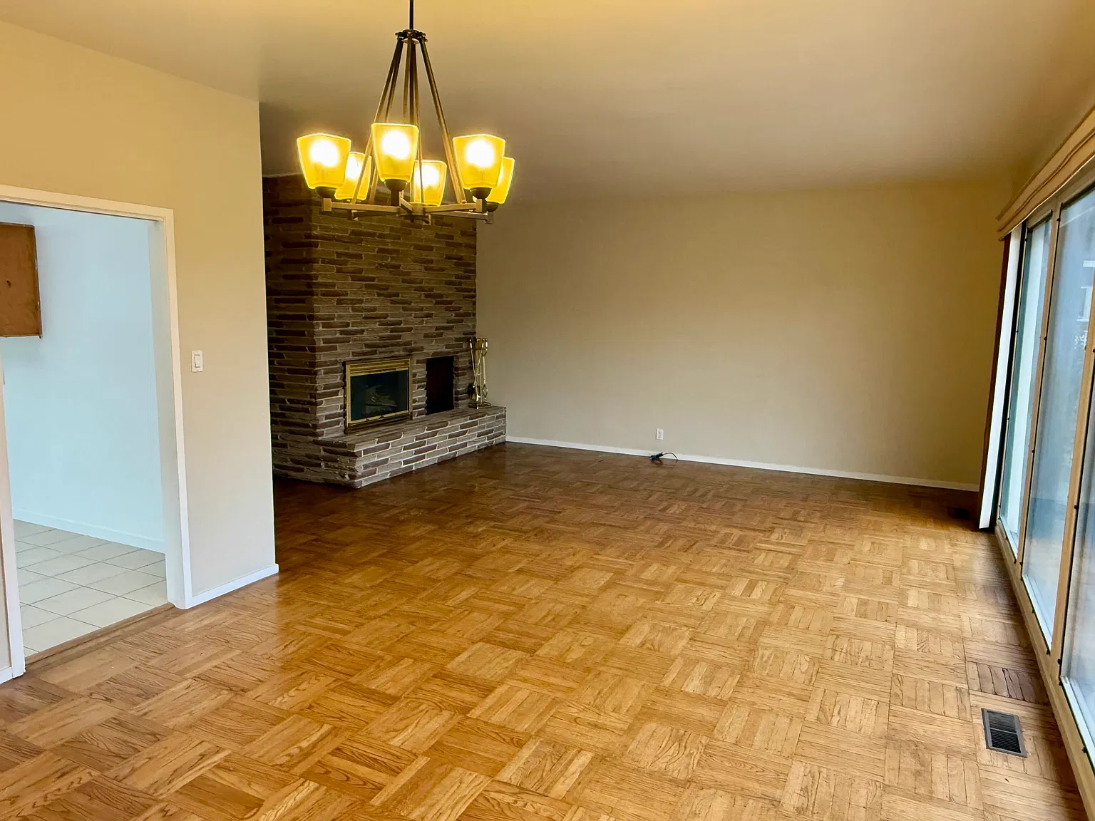 5 bed, 3.5 bath, 2200 sqft, $7,000 — Photo 4