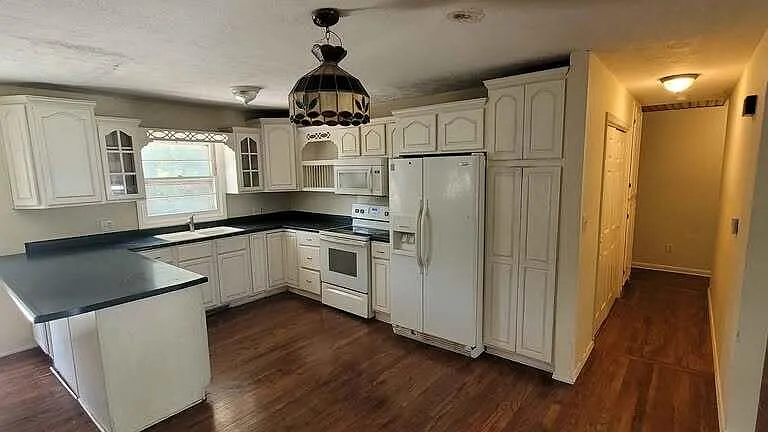918 S Luster Ave — Photo 1
