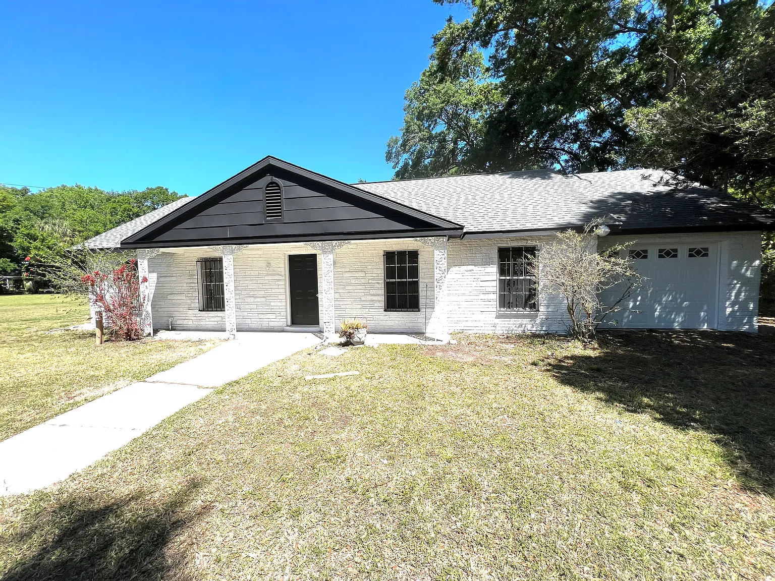 3 bed, 1600 sqft, $2,400 — Photo 2