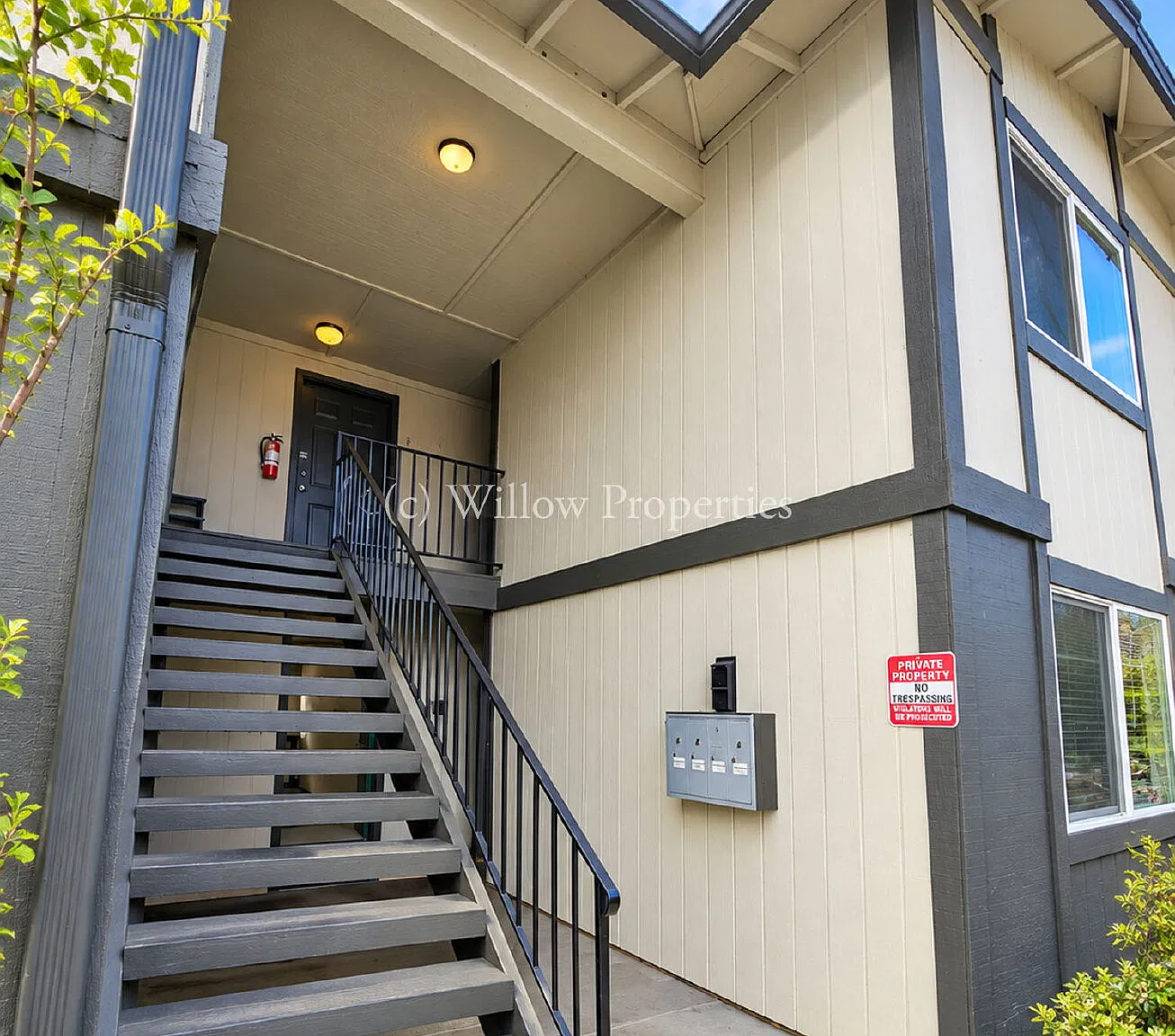 2 bed, 1.0 bath, 796 sqft, $1,300 — Photo 2