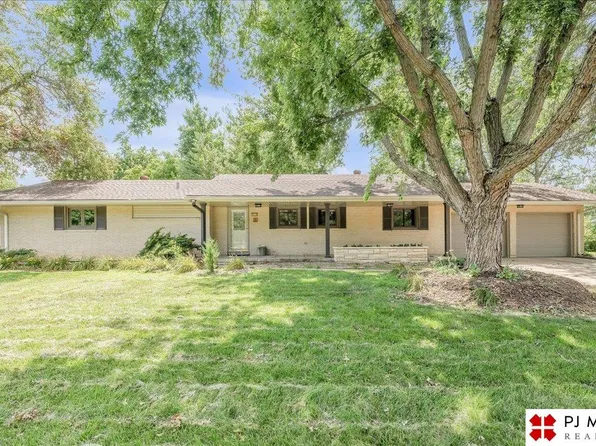 7035 Country Club Rd, Omaha, NE 68152